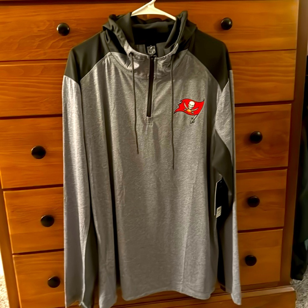 OFFICIAL NFL brand Tampa Bay Buccaneers lightweight zip up pullover.
